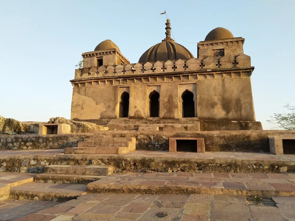 Narsinghpur Famous Tourist Places ancient garuda temple gararu narsinghpur